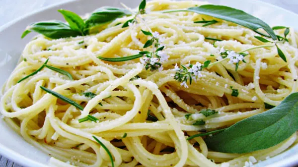 Espagueti blanco con mantequilla y hierbas frescas