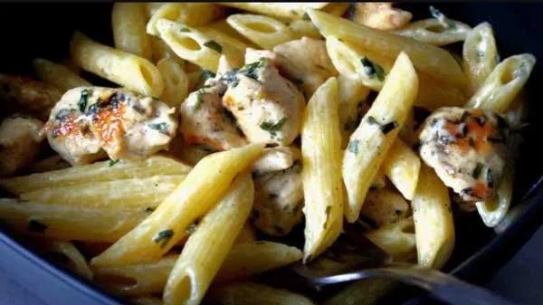 receta-para-hacer-pasta-con-pollo-y-crema-de-leche