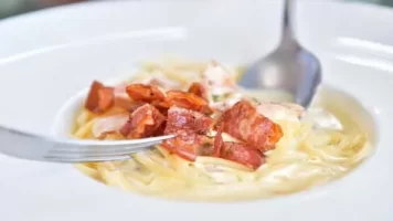 espagueti-con-salchicha-y-salsa-de-tomate-y-crema-de-leche.