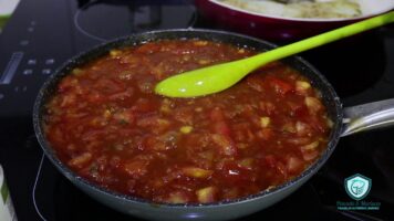 Pasta con pescado y salsa de tomate